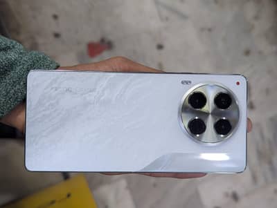 Camon 30 12/256 with box