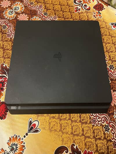 PLAYSTATION 4 SLIM