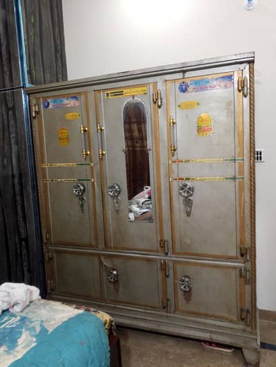 iron 3 door almari