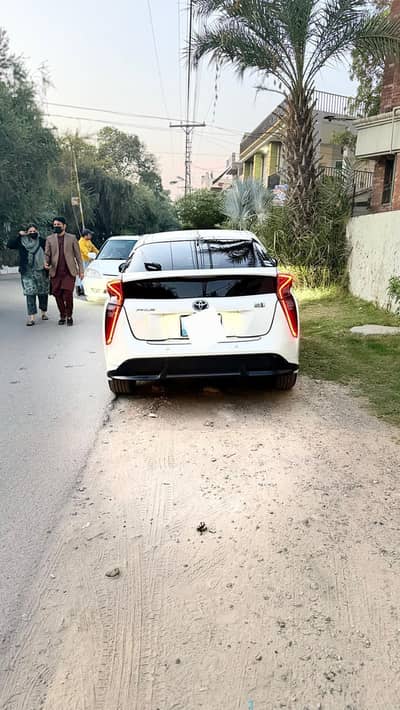 Toyota Prius 2017 model S safety plus