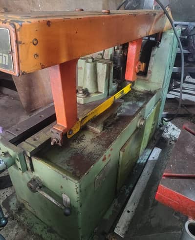 Hydraulic sawing machine