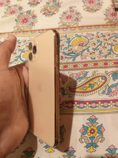 Iphone 11 pro golden