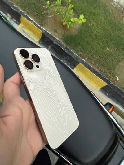 Iphone 16 pro max jv back broken