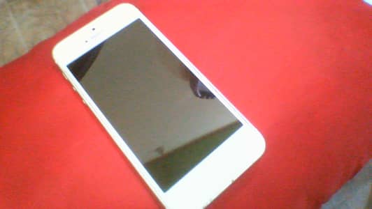 iPhone 5 White 16GB 10/10 Condition – Non-PTA, With Lid