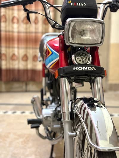 Honda 70 2019 model antique piece.