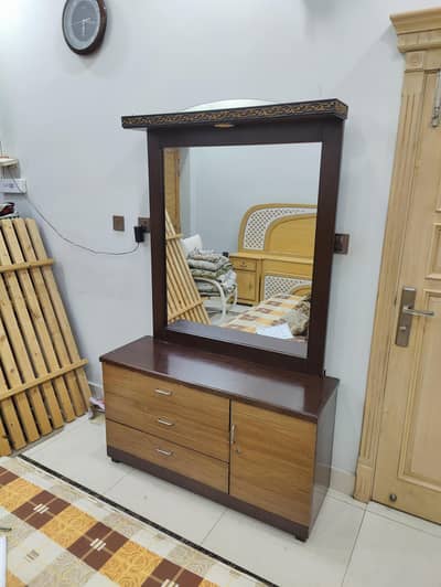 Wardrobe and Singhar For Sale in Good Condition 10/10