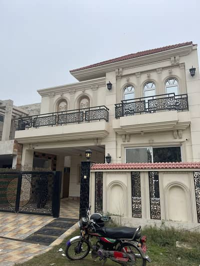 10 MARLA ELEGANT AND FULLY MAINTAINED SUPER HOT LOCATED BUNGALOW IS AVAILABLE IN THE BEST BLOCK OF DHA LAHORE.