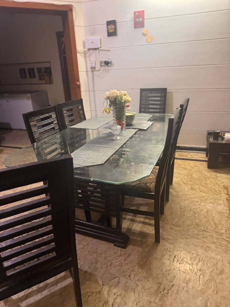 Dining table almost new 1