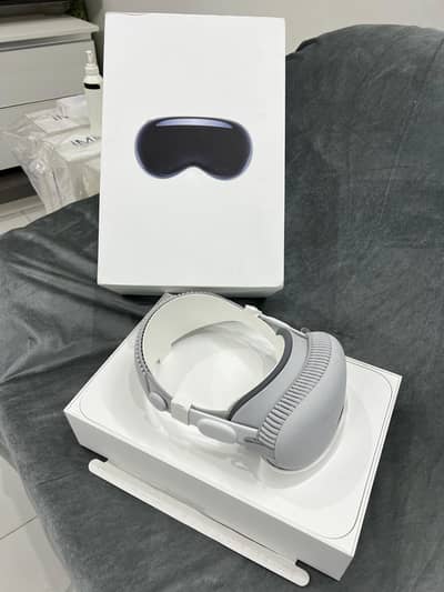 Apple Vision Pro 256GB *100% Battery Health*