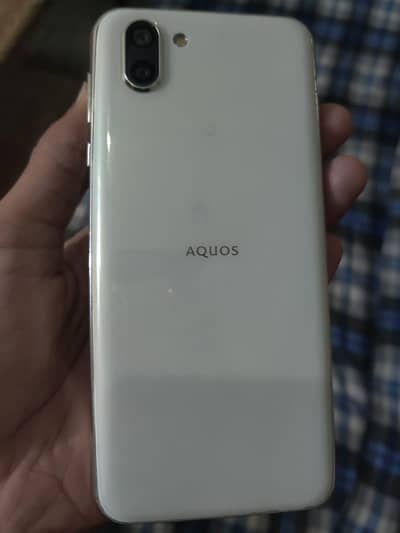Aquos r2