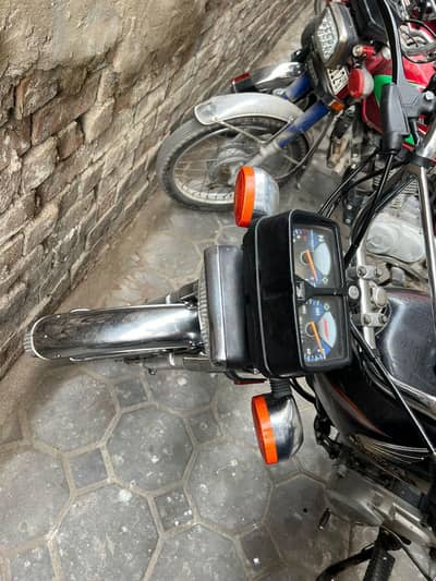 I want to sell my 125 black color in good price