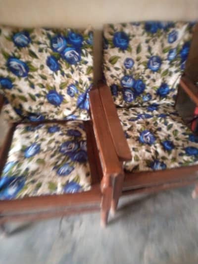 4 wood chair whith 1 table