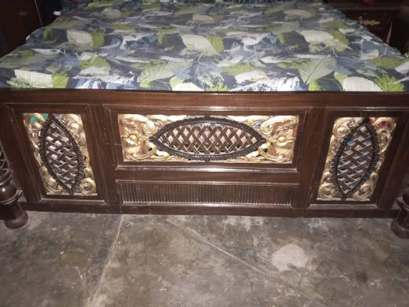 بیڈ صوفہ بالکل نیو سامان ہے ایک سال یوز ہوا ہے 1