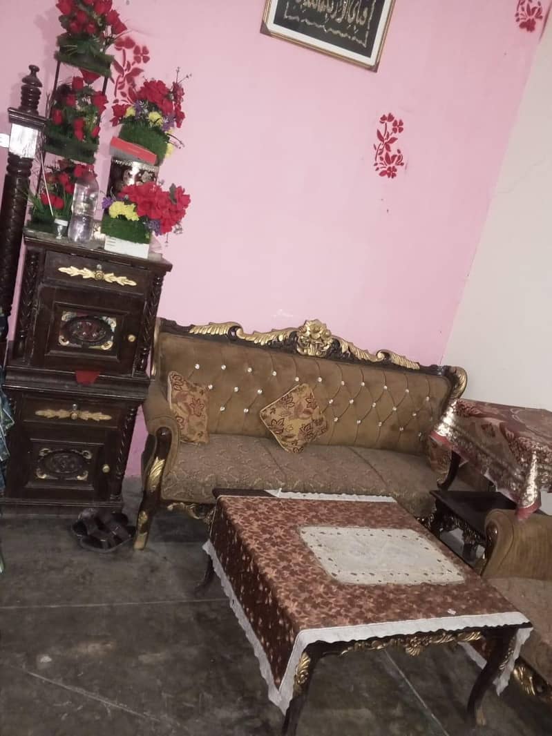 بیڈ صوفہ بالکل نیو سامان ہے ایک سال یوز ہوا ہے 3