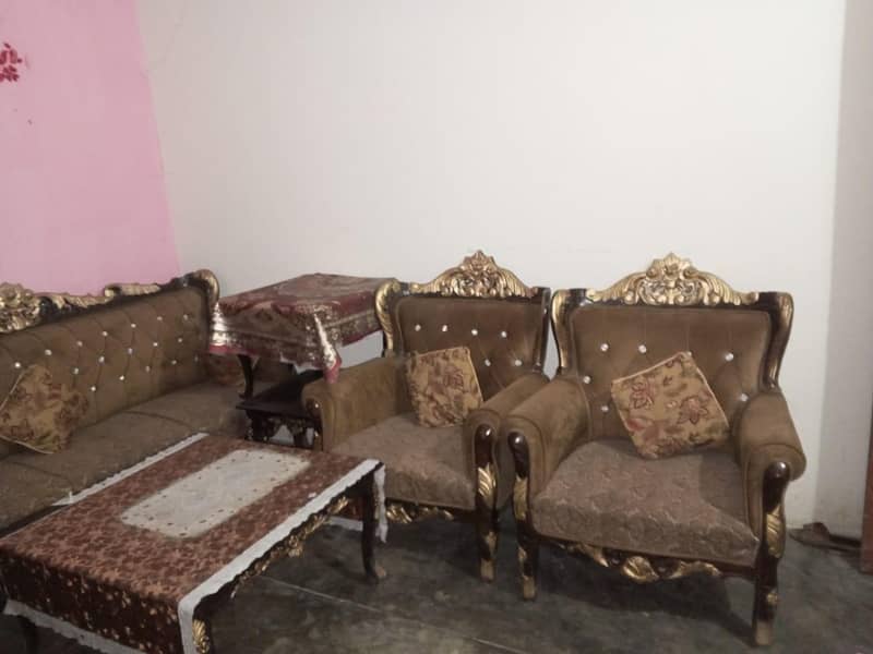 بیڈ صوفہ بالکل نیو سامان ہے ایک سال یوز ہوا ہے 4