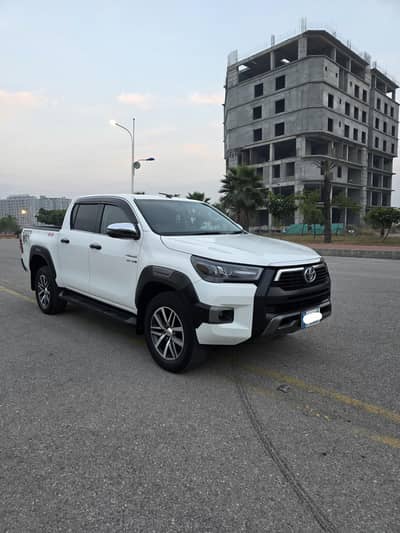 Toyota Revo 2.8 V 2021/22 Isb Reg ( New Screen )