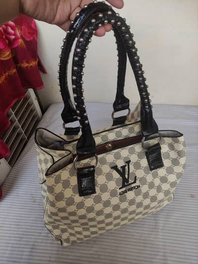 Louis vuitton Girl and Whomen Branded Hand Bag