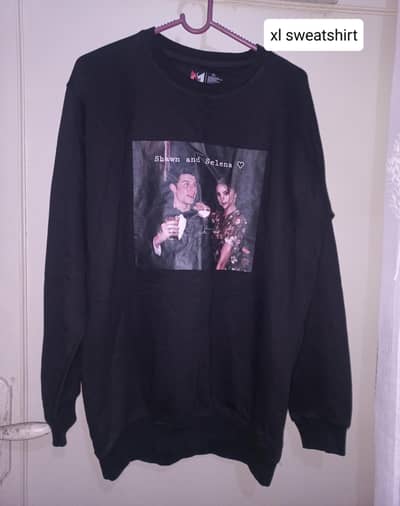 Sweatshirt (Large)