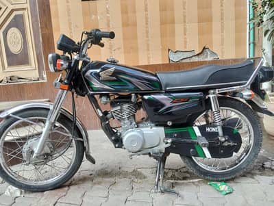Honda CG125 Lush condition totally genvion bike hai.   03081131194