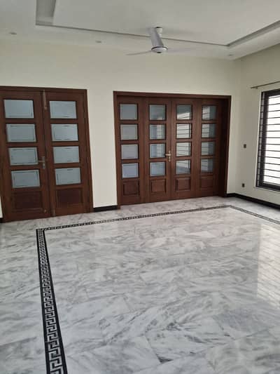 10 Marla Upper portion 3Bedrooms Attach Bathrooms DD Servant