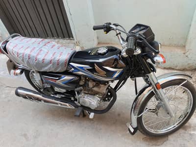 new zero meter Honda 125 showroom se ghar tak aaya hai