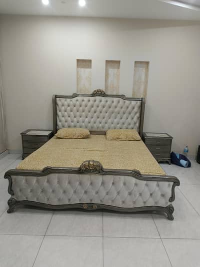 KING BED SET AVAILABLE IN BRAND NEW CONDITION