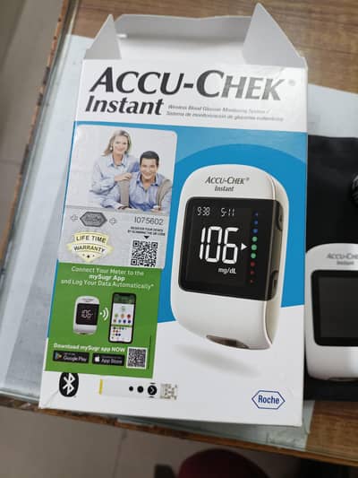 ACCU-CHEK INSTANT GLOCOMETER