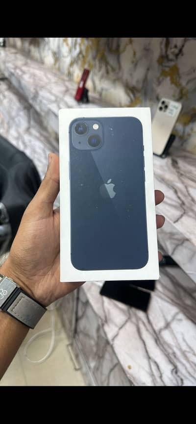 iPhone 13 box pack
