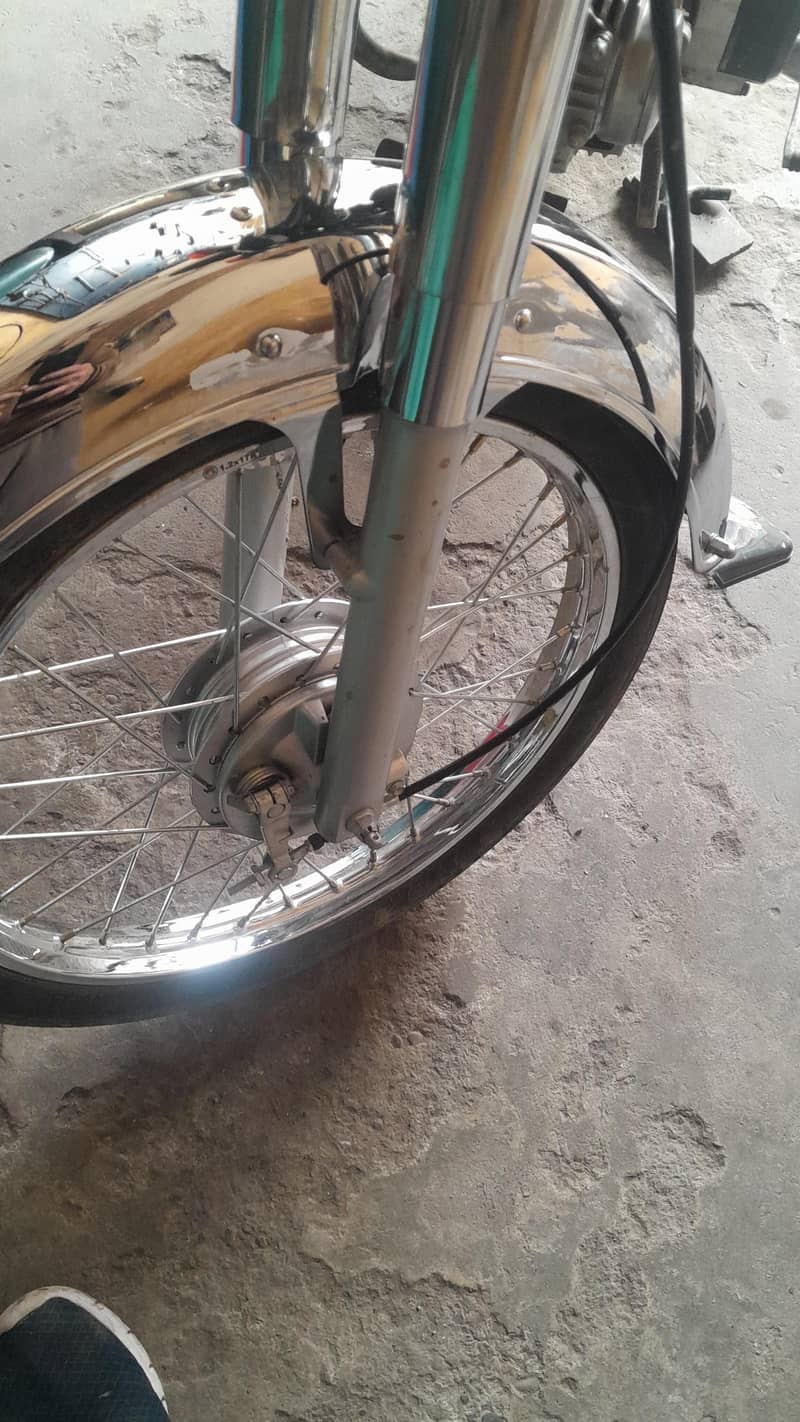 سیلف سٹارٹ بائک ہے ۔ ٹوٹل نئی بائیک ہے ۔ سیلف چالو ہے 0