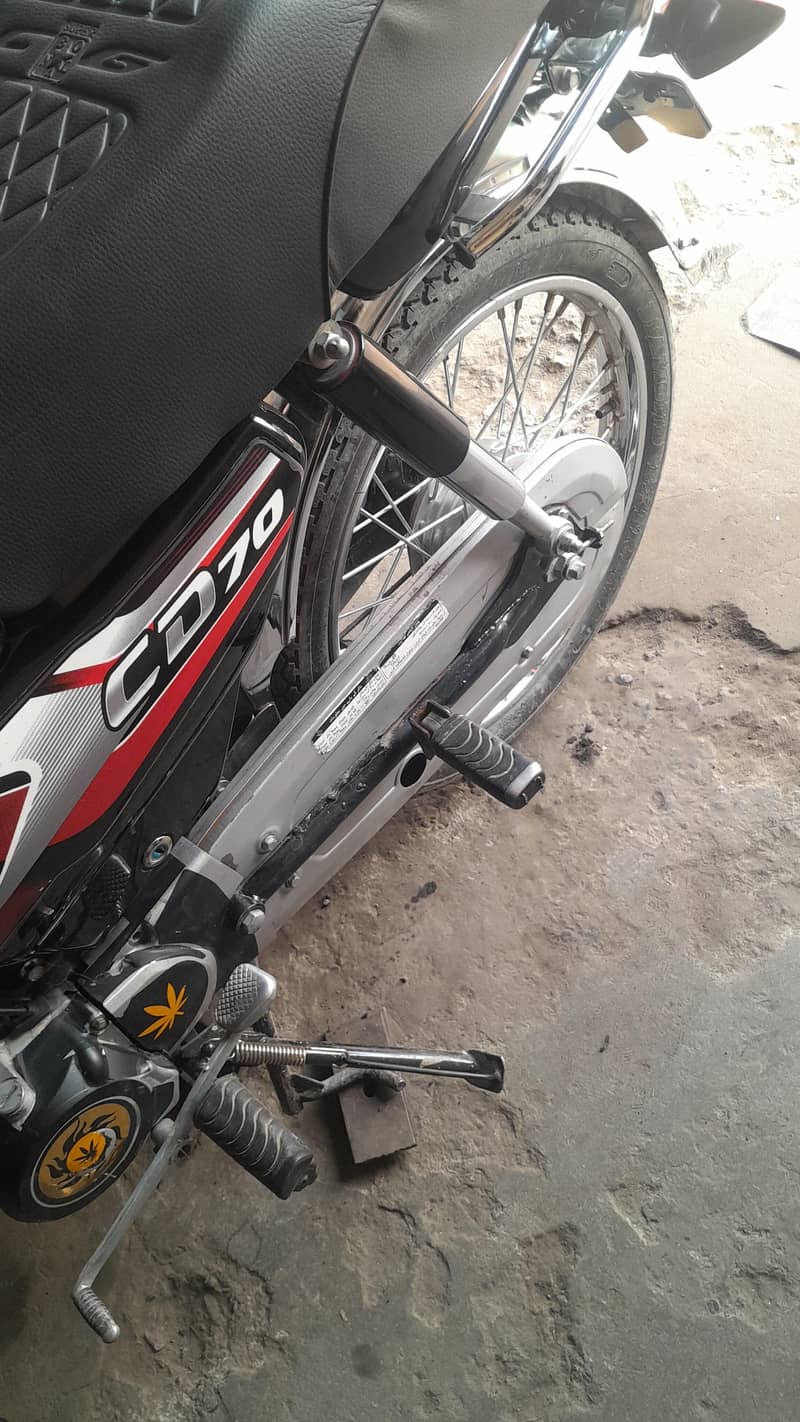 سیلف سٹارٹ بائک ہے ۔ ٹوٹل نئی بائیک ہے ۔ سیلف چالو ہے 1