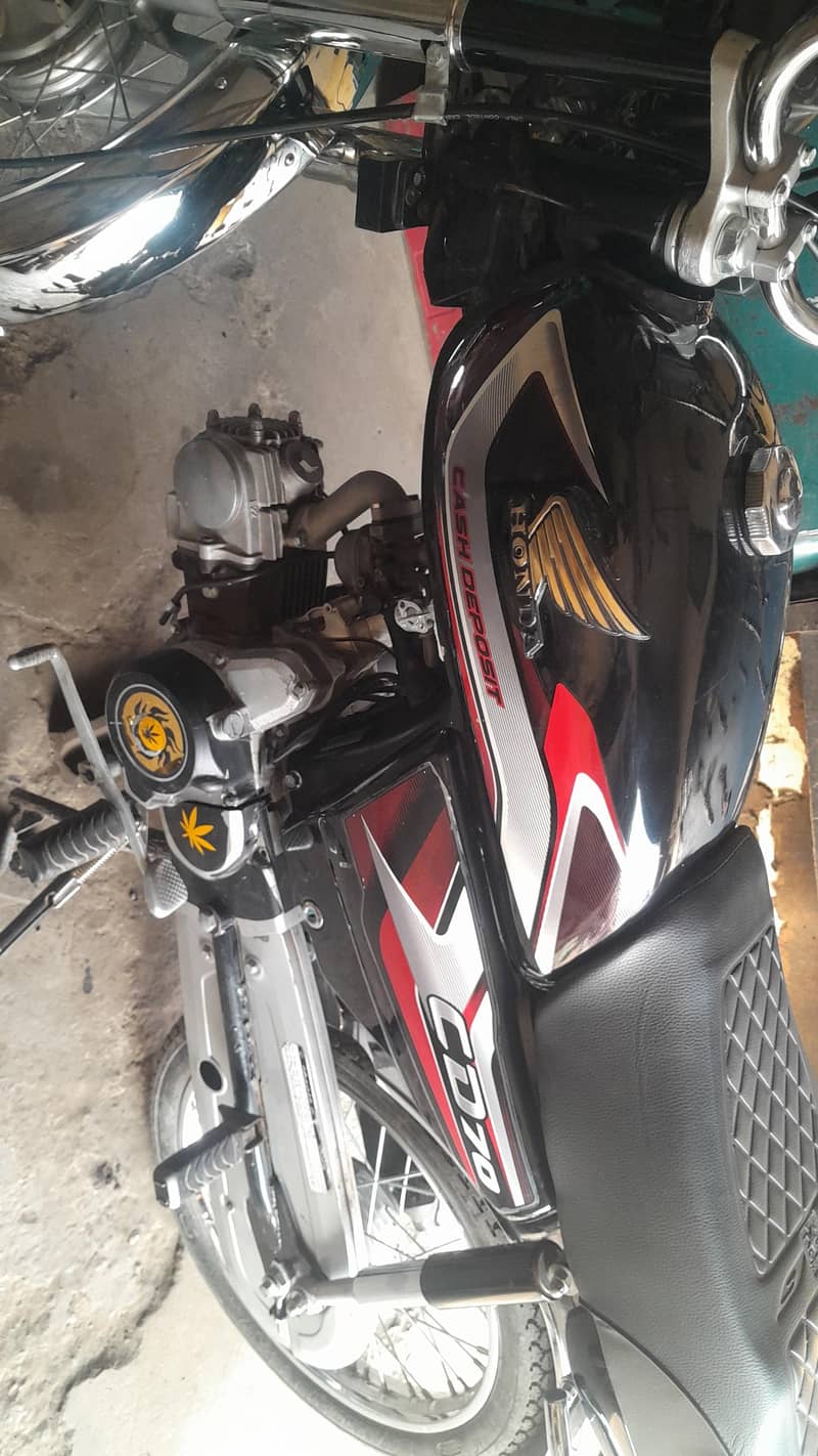 سیلف سٹارٹ بائک ہے ۔ ٹوٹل نئی بائیک ہے ۔ سیلف چالو ہے 2