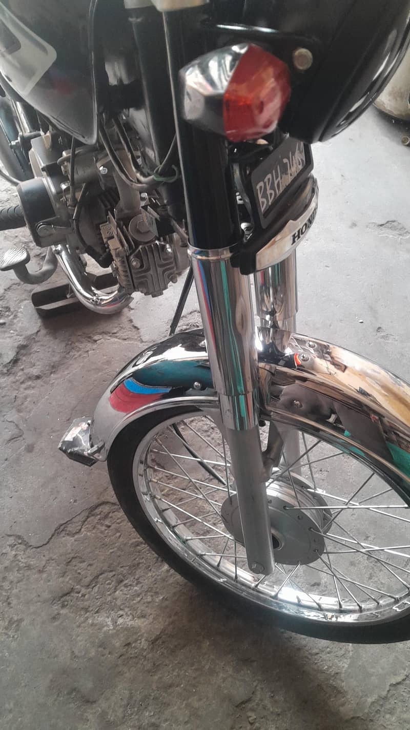 سیلف سٹارٹ بائک ہے ۔ ٹوٹل نئی بائیک ہے ۔ سیلف چالو ہے 3