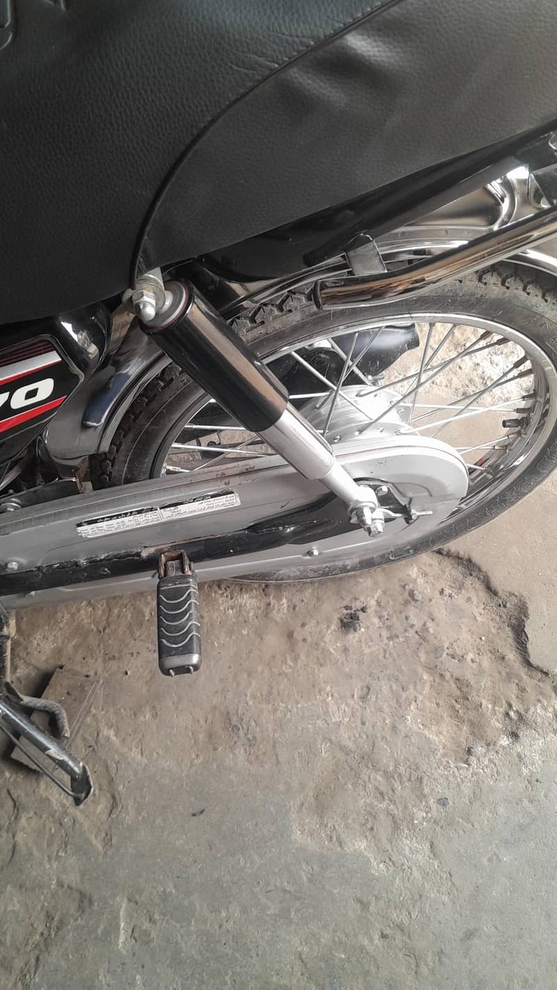 سیلف سٹارٹ بائک ہے ۔ ٹوٹل نئی بائیک ہے ۔ سیلف چالو ہے 4