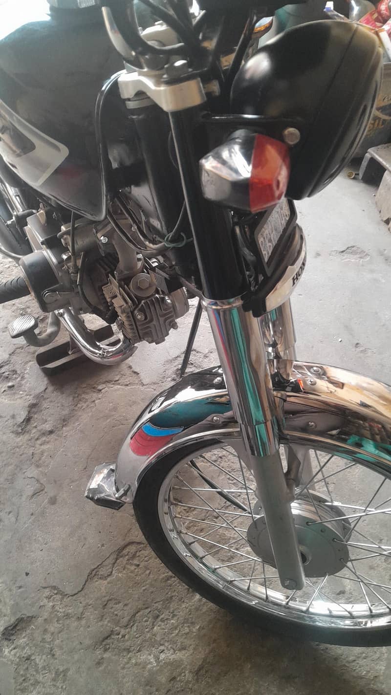 سیلف سٹارٹ بائک ہے ۔ ٹوٹل نئی بائیک ہے ۔ سیلف چالو ہے 5