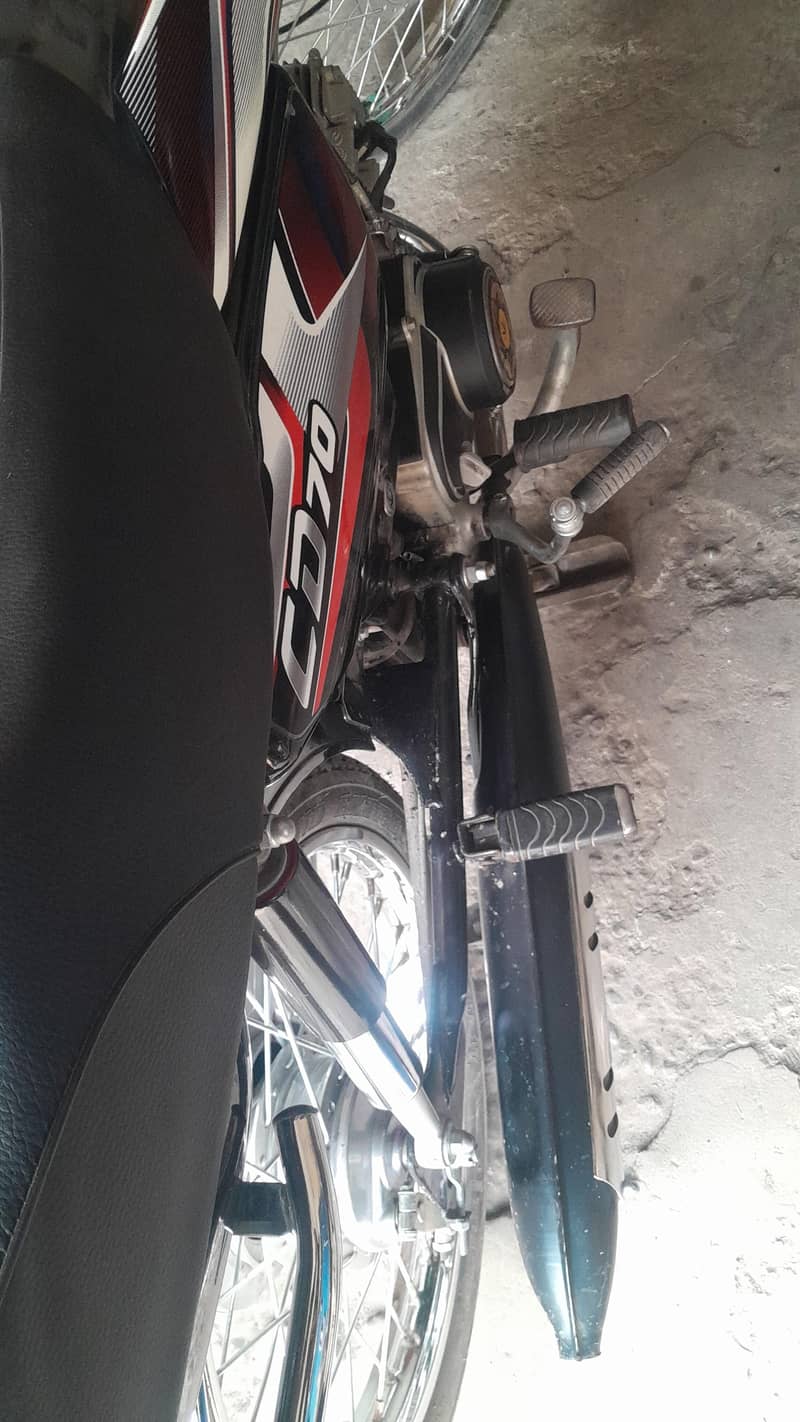 سیلف سٹارٹ بائک ہے ۔ ٹوٹل نئی بائیک ہے ۔ سیلف چالو ہے 6