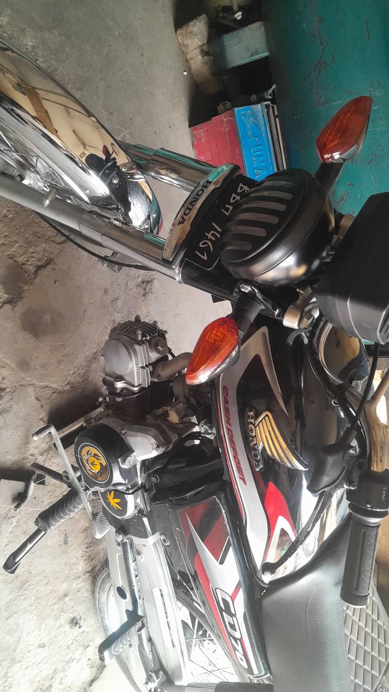 سیلف سٹارٹ بائک ہے ۔ ٹوٹل نئی بائیک ہے ۔ سیلف چالو ہے 8