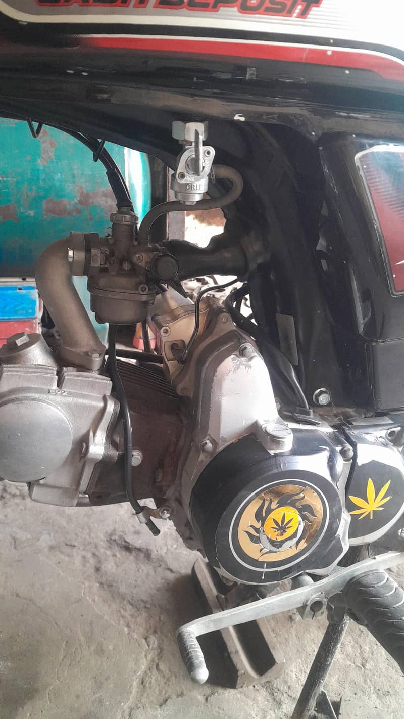 سیلف سٹارٹ بائک ہے ۔ ٹوٹل نئی بائیک ہے ۔ سیلف چالو ہے 9