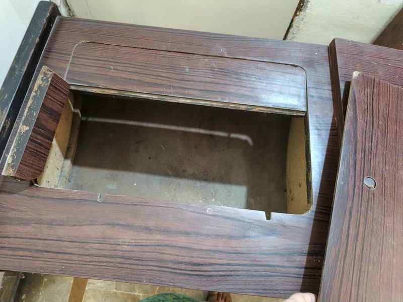 Singer Stitching table 4
