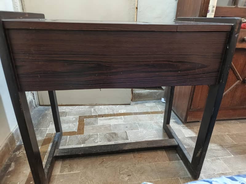 Singer Stitching table 5