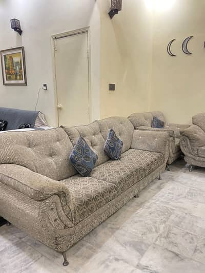 7 SEATER SOFA SET - WOODEN TABLE - 7 CUSHIONS