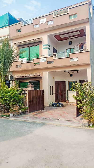 Prime Location 5 Marla Used House For Sale In Rose Block Park View City Lahore