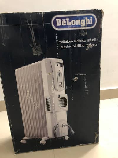 Delonghi 9 Fin Oil Filled Radiator Room Heater with Fan