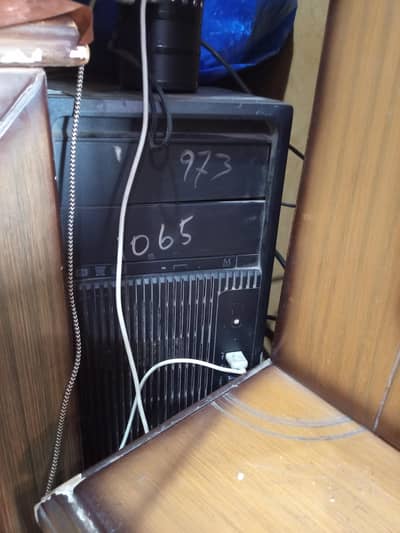 HP Z240 workstation with 24'' LED