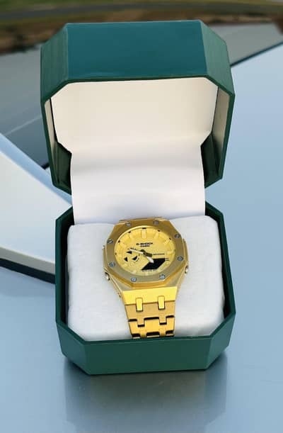 Golden Dual time watch.