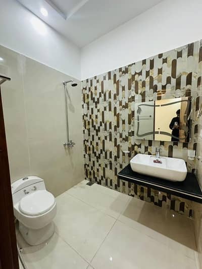 UPPER PORTION FOR RENT IN EDEN BOULEVARD SOCIETY COLLEGE ROAD LHR