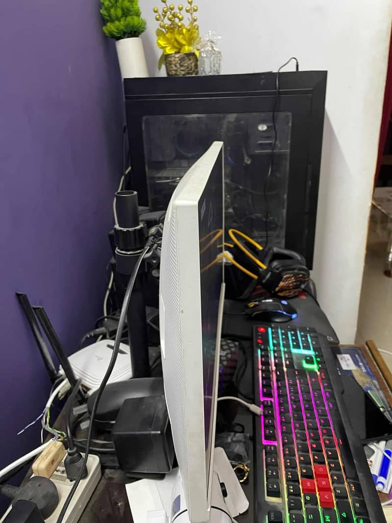 SAMSUNG LED 2K Boderless 1