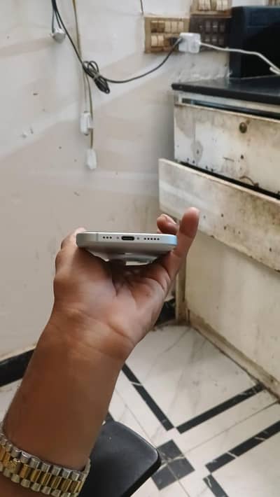 iPhone 15 hai PTA proof hai lekin iska iCloud ID lag gaya hai