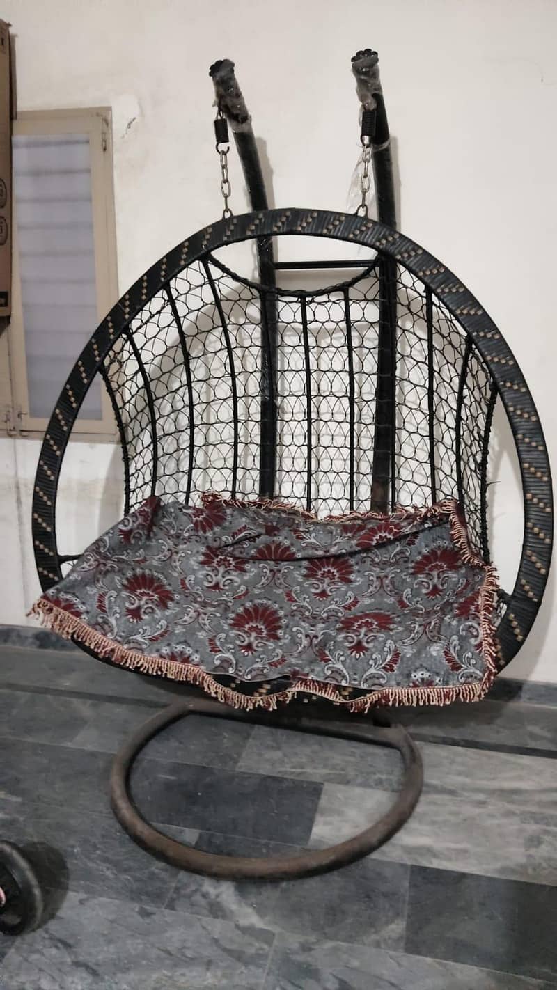 برتروں والی الماری اور جھولا 1