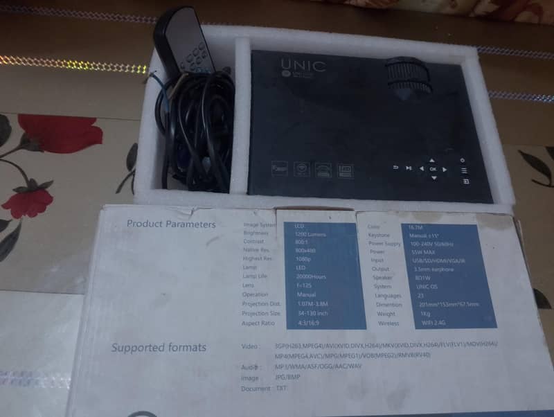 UNIC led projector 1