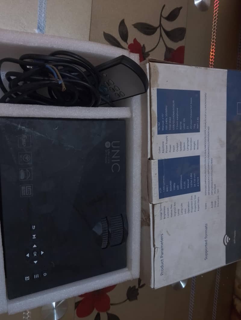 UNIC led projector 2